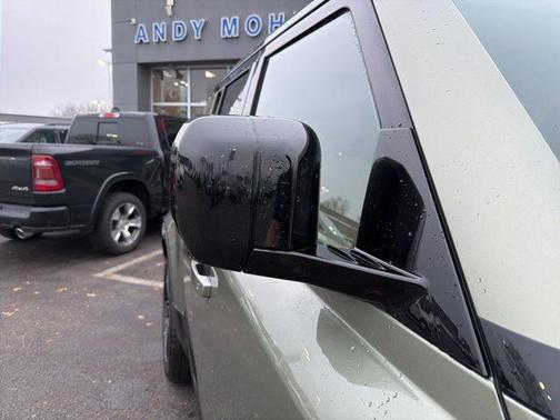 2025 Land Rover Defender P400 X-Dynamic SE