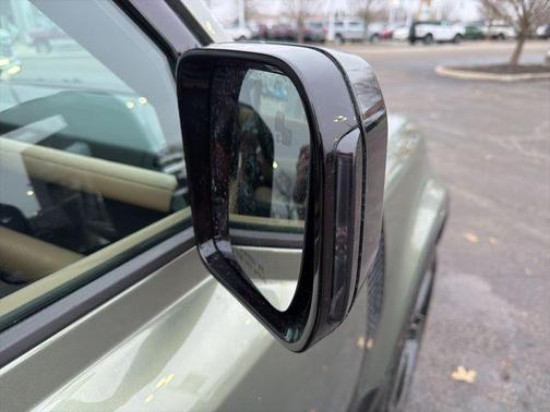 2025 Land Rover Defender P400 X-Dynamic SE