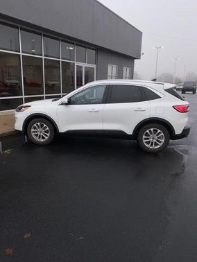 Photo 1 of 23 of 2020 Ford Escape SE