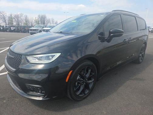 Brilliant Black Crystal Pearlcoat 2023 Chrysler Pacifica Limited