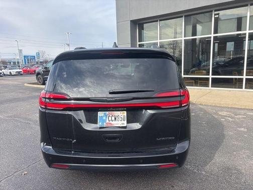Brilliant Black Crystal Pearlcoat 2023 Chrysler Pacifica Limited
