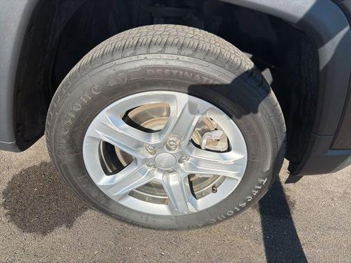 Granite Crystal Clearcoat Metallic 2023 Jeep Compass Latitude