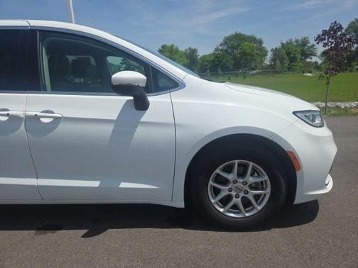 Bright White Clearcoat 2023 Chrysler Pacifica Touring-L