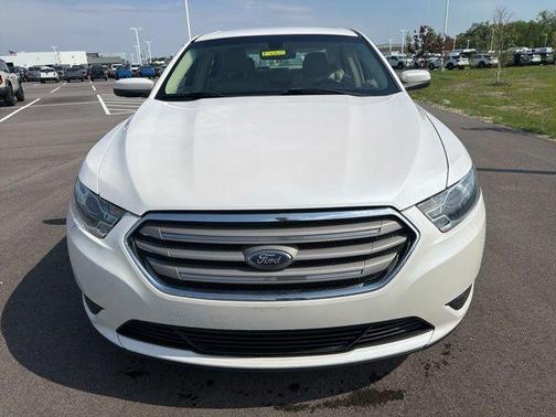 White Platinum Clearcoat Metallic 2018 Ford Taurus SEL
