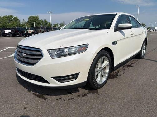 White Platinum Clearcoat Metallic 2018 Ford Taurus SEL