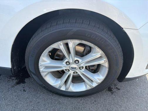 White Platinum Clearcoat Metallic 2018 Ford Taurus SEL