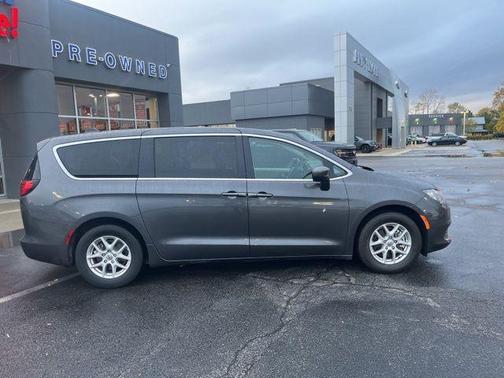 2022 Chrysler Voyager LX