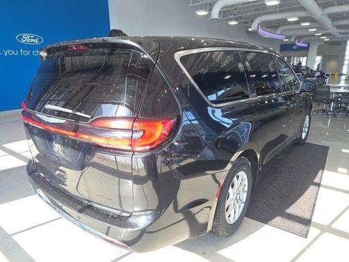2023 Chrysler Pacifica Touring-L