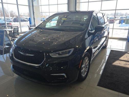 2023 Chrysler Pacifica Touring-L