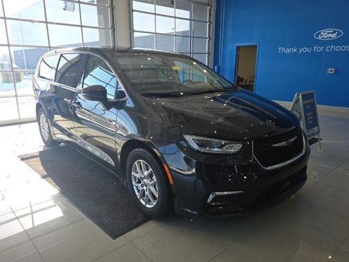 2023 Chrysler Pacifica Touring-L