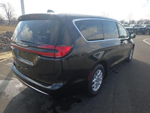 2023 Chrysler Pacifica Touring-L