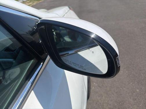Clear White 2021 Kia Sportage LX