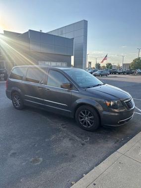 2016 Chrysler Town & Country S