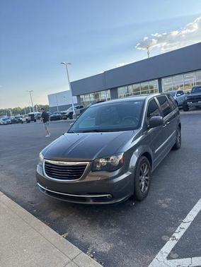 2016 Chrysler Town & Country S