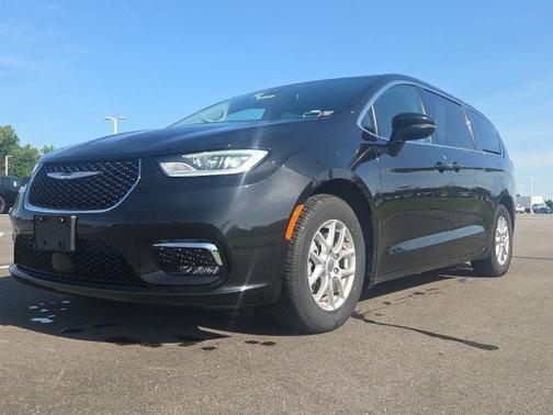 Brilliant Black Crystal Pearlcoat 2023 Chrysler Pacifica Touring-L