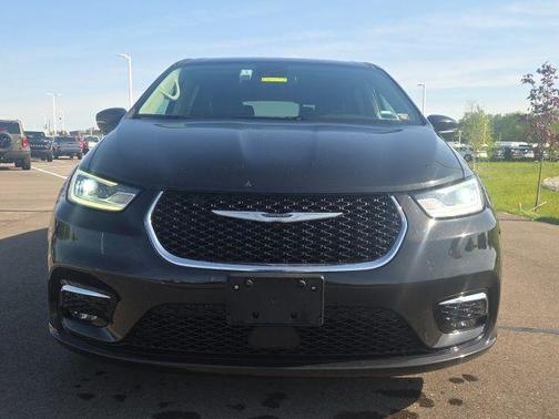 Brilliant Black Crystal Pearlcoat 2023 Chrysler Pacifica Touring-L