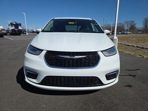 2023 Chrysler Pacifica Touring-L