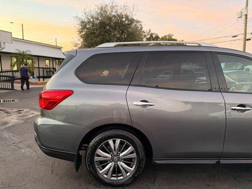 2017 Nissan Pathfinder SL