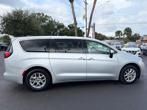 2022 Chrysler Voyager LX