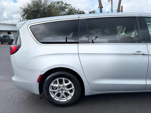 2022 Chrysler Voyager LX