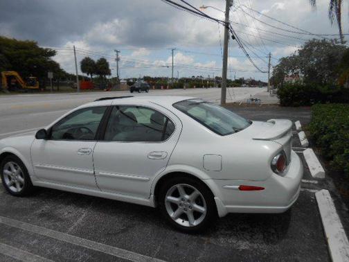 WHITE 2002 Nissan Maxima SE