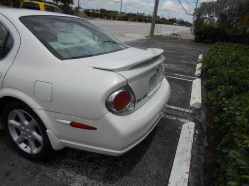 WHITE 2002 Nissan Maxima SE