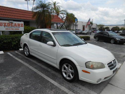 WHITE 2002 Nissan Maxima SE
