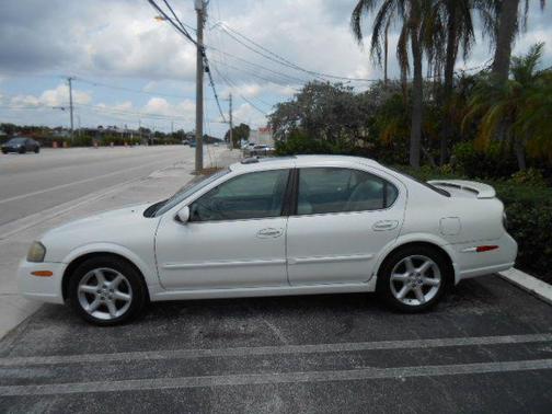 WHITE 2002 Nissan Maxima SE