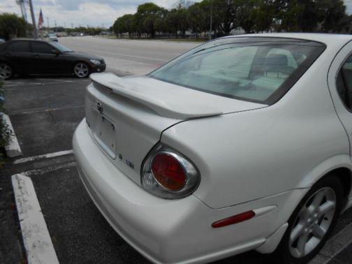 WHITE 2002 Nissan Maxima SE