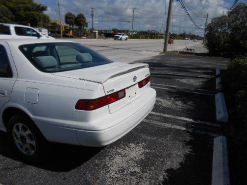 WHITE 1999 Toyota Camry LE V6