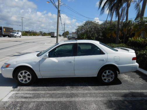 WHITE 1999 Toyota Camry LE V6