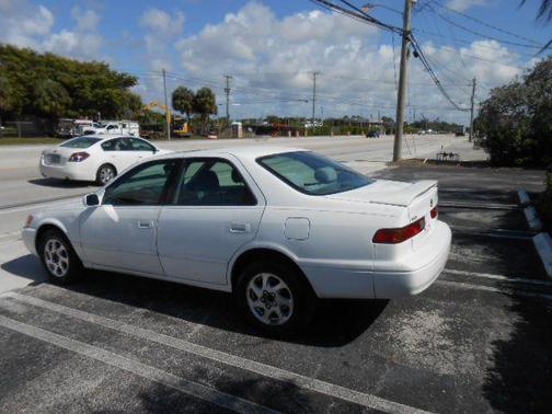 WHITE 1999 Toyota Camry LE V6