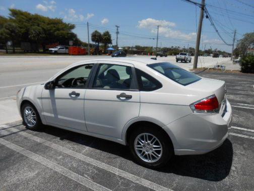 WHITE 2010 Ford Focus SE