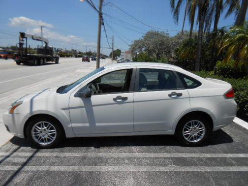 WHITE 2010 Ford Focus SE