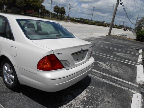 WHITE 2001 Toyota Avalon