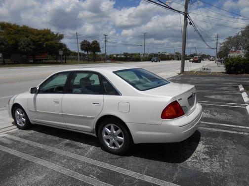 WHITE 2001 Toyota Avalon