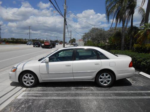 WHITE 2001 Toyota Avalon
