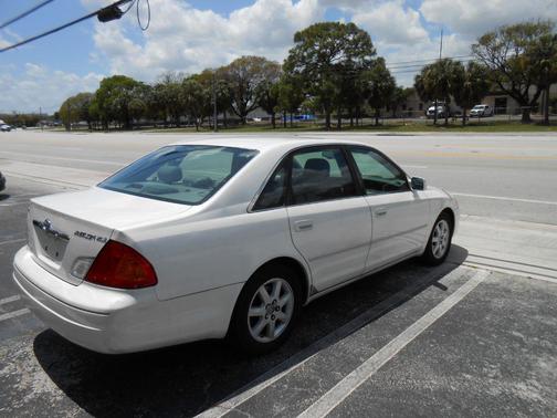 WHITE 2001 Toyota Avalon