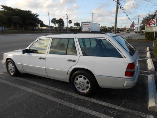 WHITE 1994 Mercedes-Benz E-Class E320