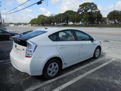 WHITE 2011 Toyota Prius One