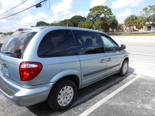 2005 Chrysler Town & Country Base