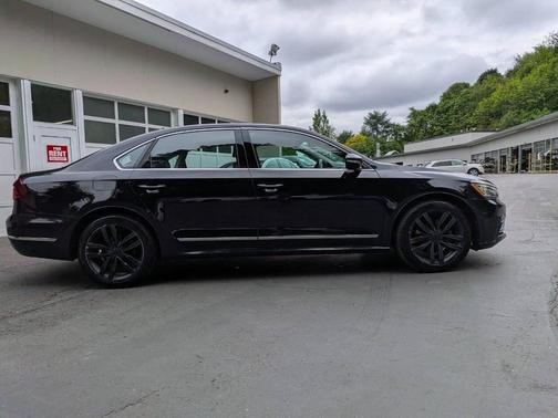 Black 2017 Volkswagen Passat 1.8T SE w/Technology