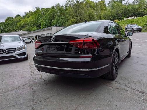 Black 2017 Volkswagen Passat 1.8T SE w/Technology