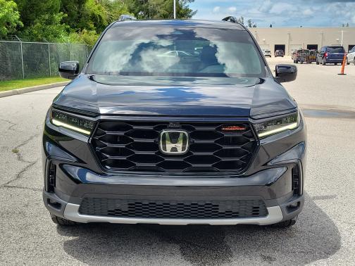 Crystal Black Pearl 2024 Honda Pilot