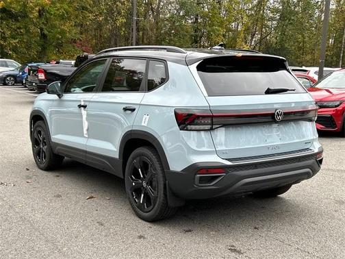 2025 Volkswagen Taos 1.5T SE Black