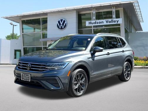 Platinum Gray Metallic 2024 Volkswagen Tiguan 2.0T SE