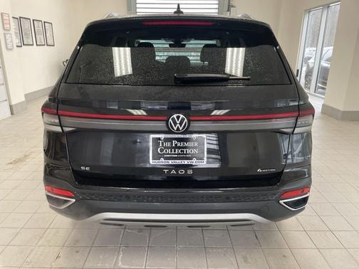 Deep Black Pearl Effect 2025 Volkswagen Taos 1.5T SE