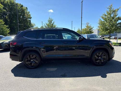 Deep Black Pearl Effect 2024 Volkswagen Atlas 2.0T SE