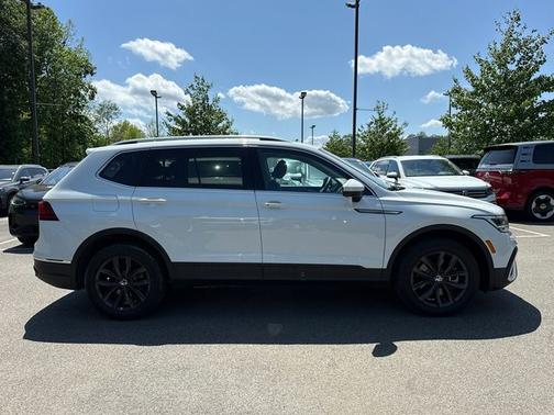Pure White 2024 Volkswagen Tiguan 2.0T SE