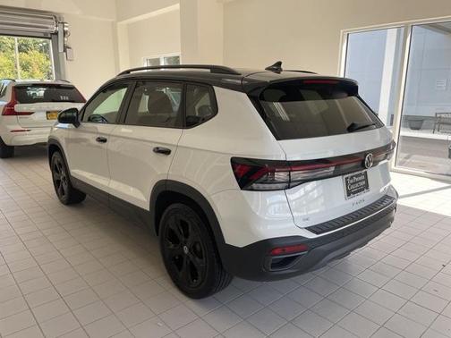 2025 Volkswagen Taos 1.5T SE Black
